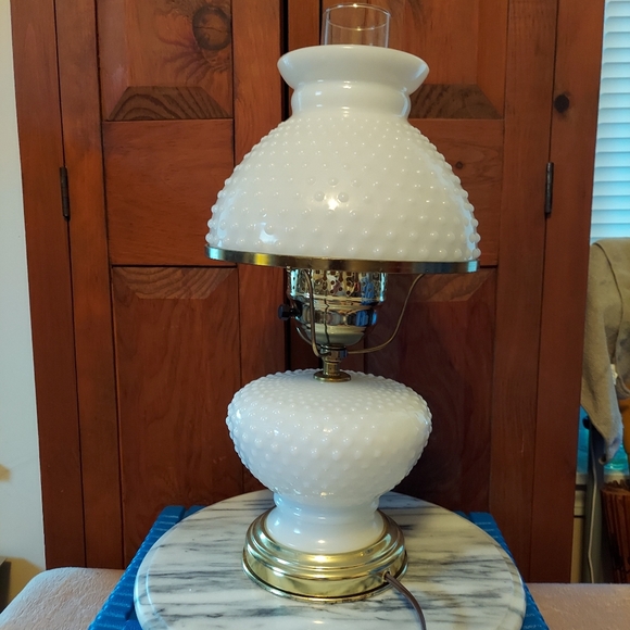 Milk glass vanity lamp - Picture 9 of 12